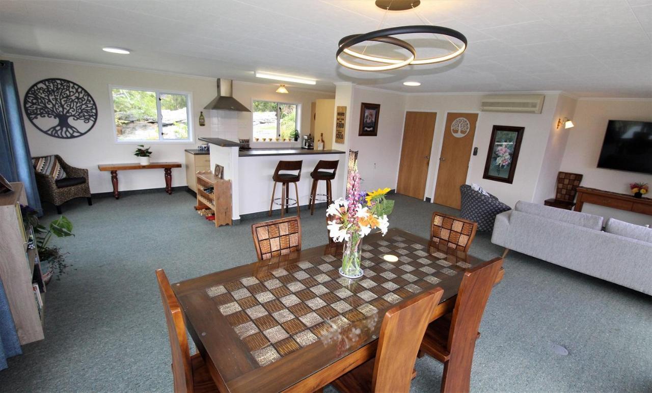 Labyrinth Gardens Guest House Takaka Esterno foto
