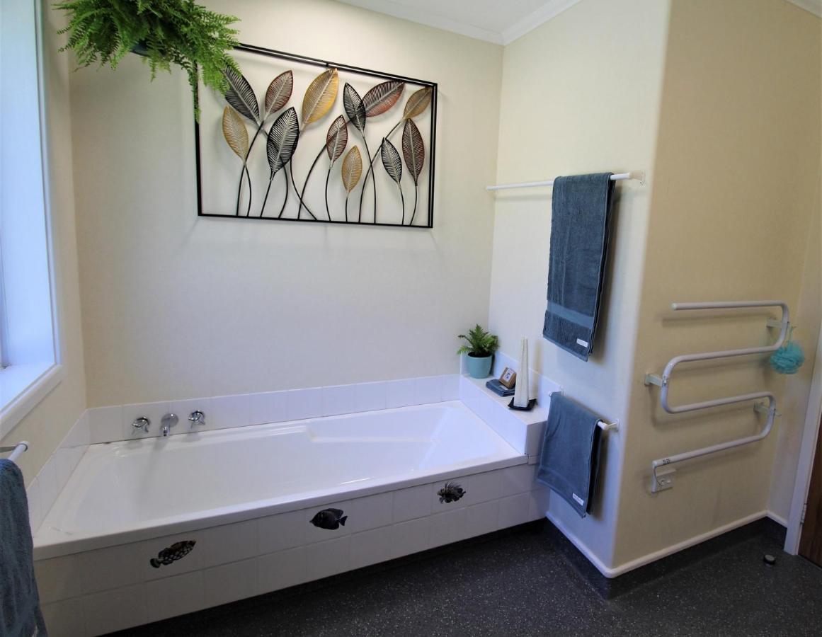 Labyrinth Gardens Guest House Takaka Esterno foto
