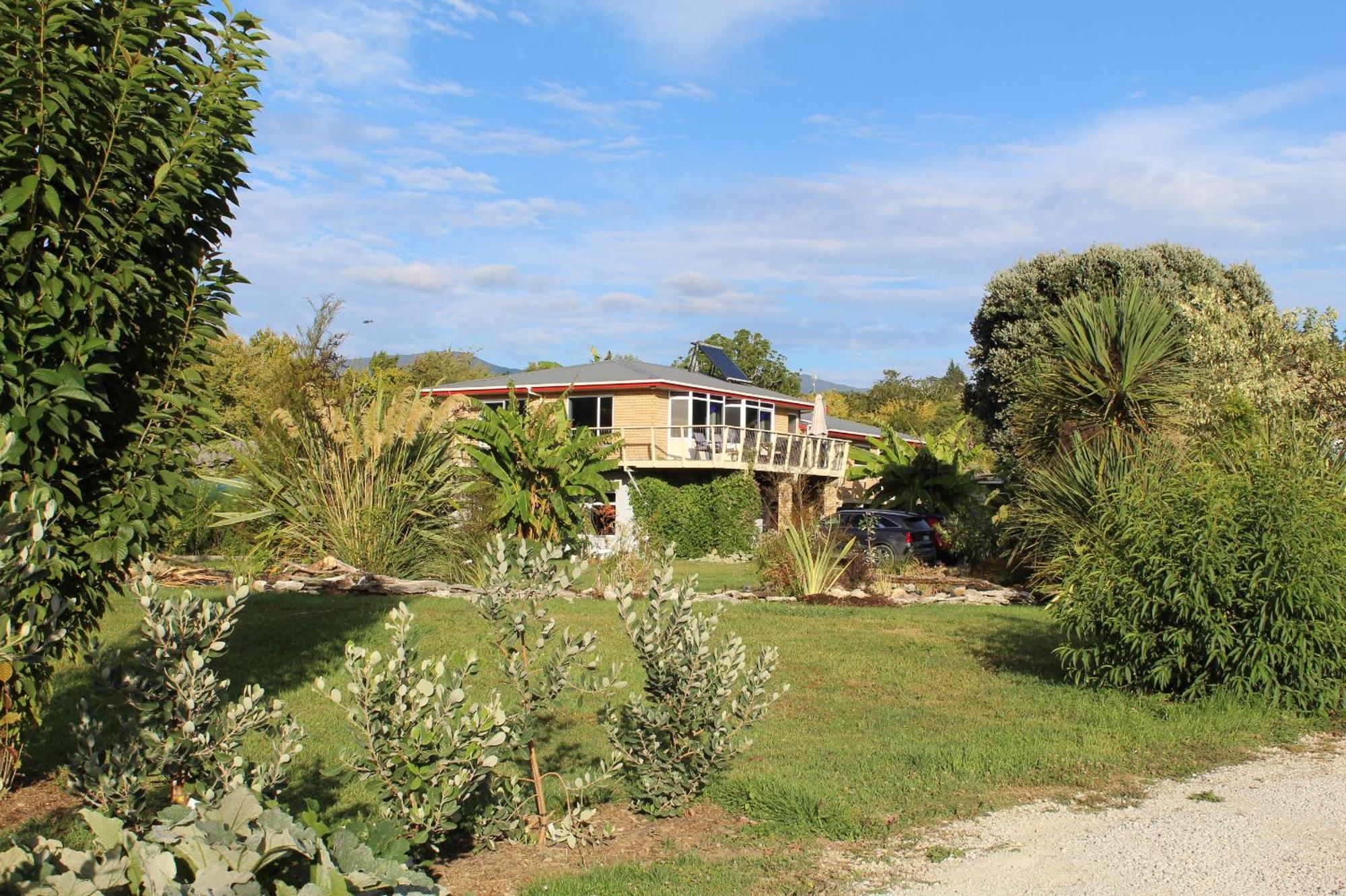 Labyrinth Gardens Guest House Takaka Esterno foto